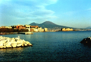 Napoli - Passeggiata a Mare , Castel dell’Ovo e Vesuvio